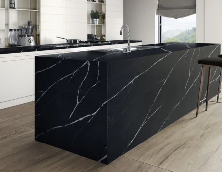 Närbild av kvarts- och granitbänkskivor i nordiskt kök